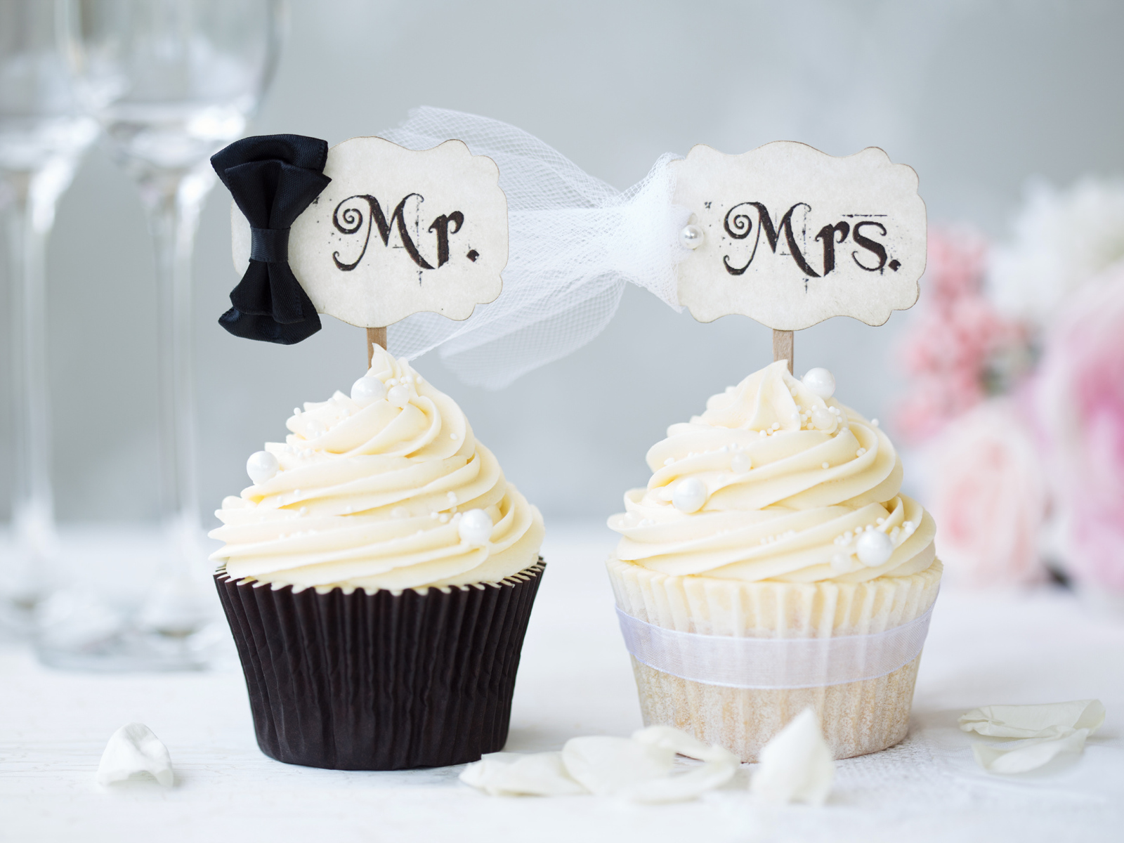 Капкейки с кремом для жениха и невесты