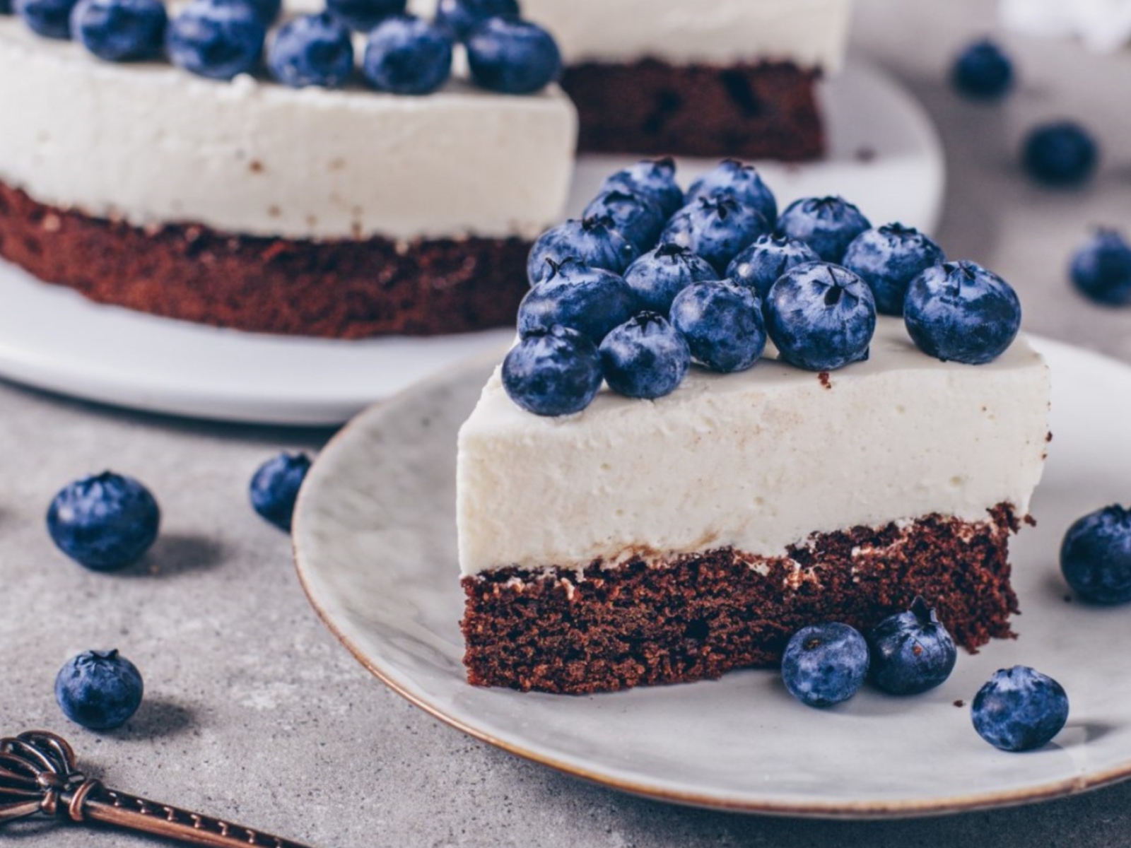Чизкейк с ягодами черники на тарелке