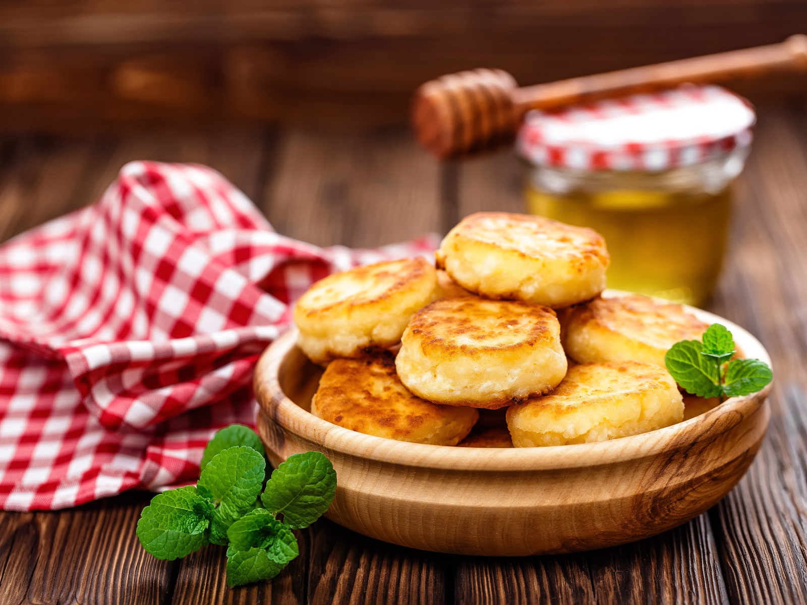 Сырники на столе с медом