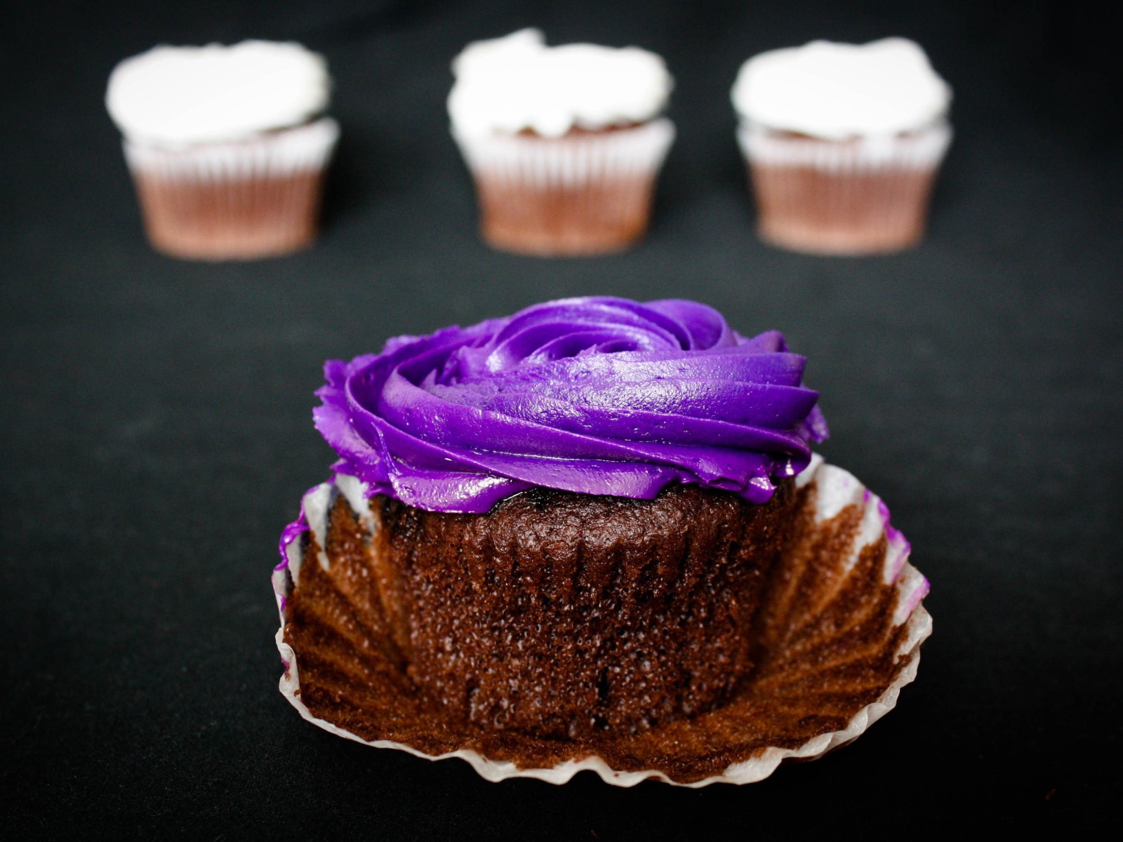 Шоколадный кекс с фиолетовым кремом