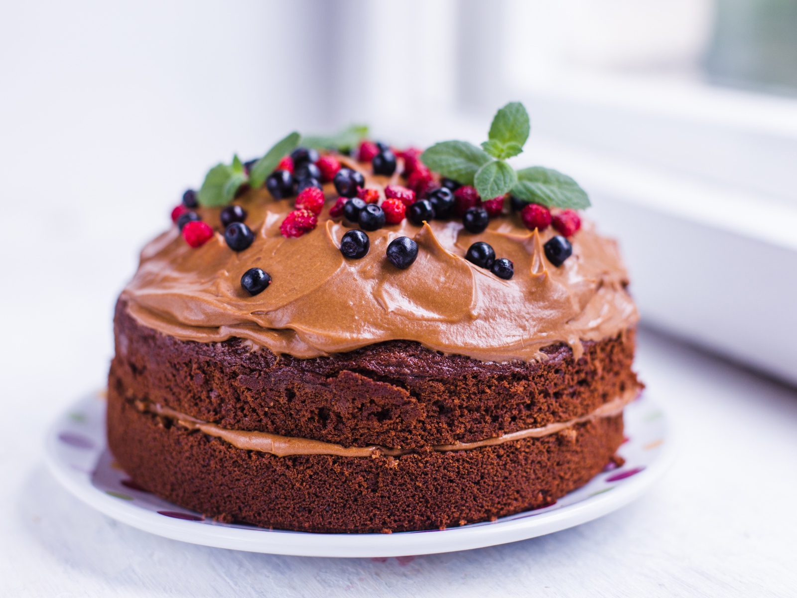 Шоколадный пирог с кремом и ягодами