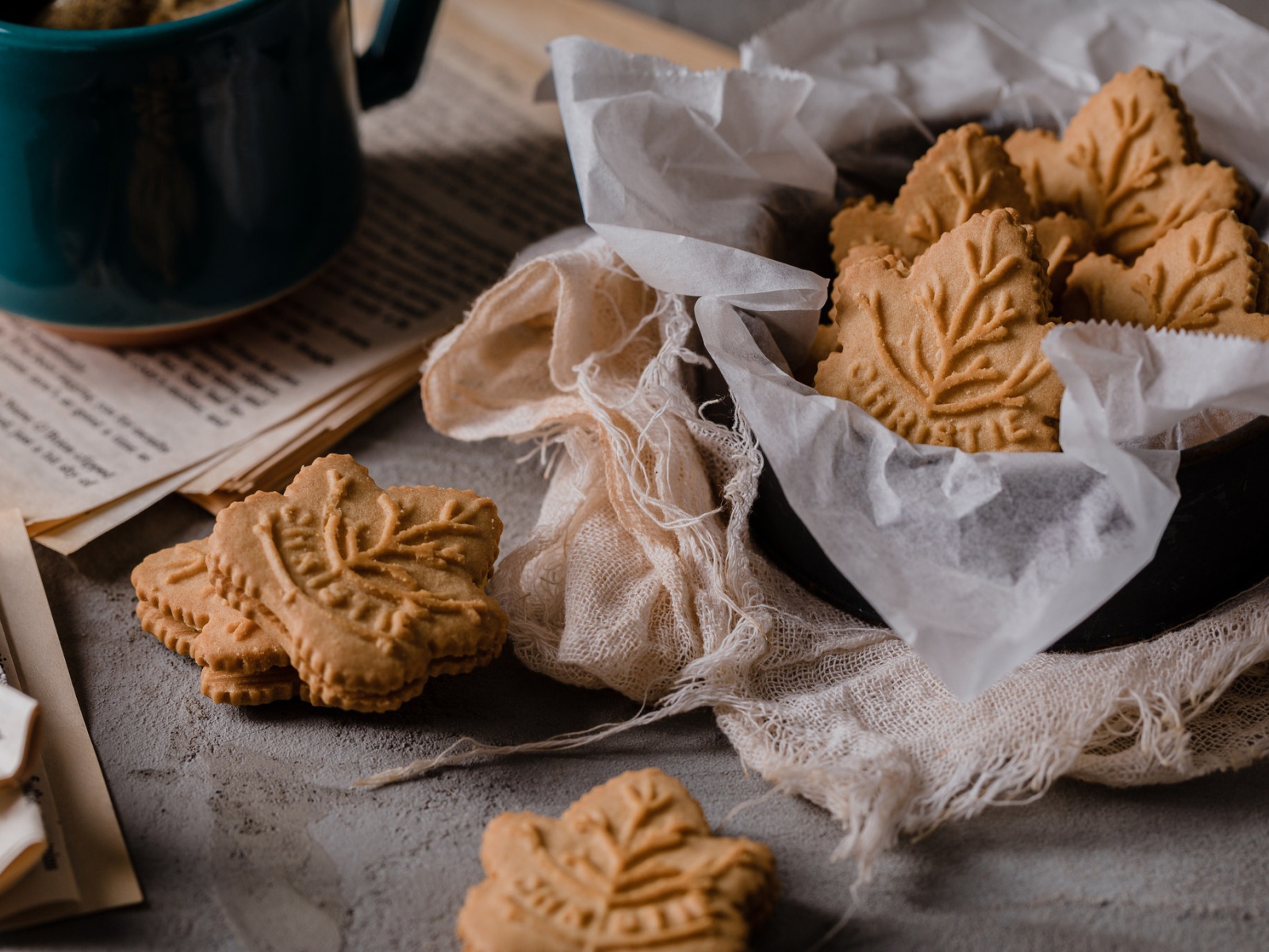 Печенье в форме листьев на столе 