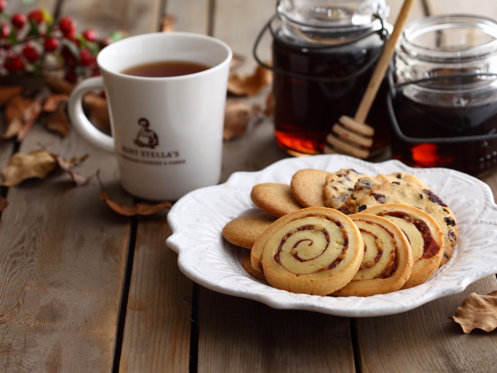 Печенье на тарелке на столе с чаем и вареньем 