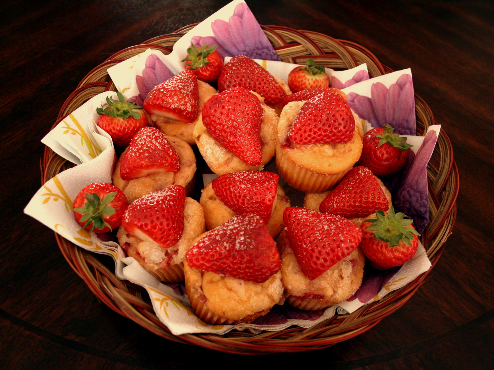 Кексы с клубникой в корзинке