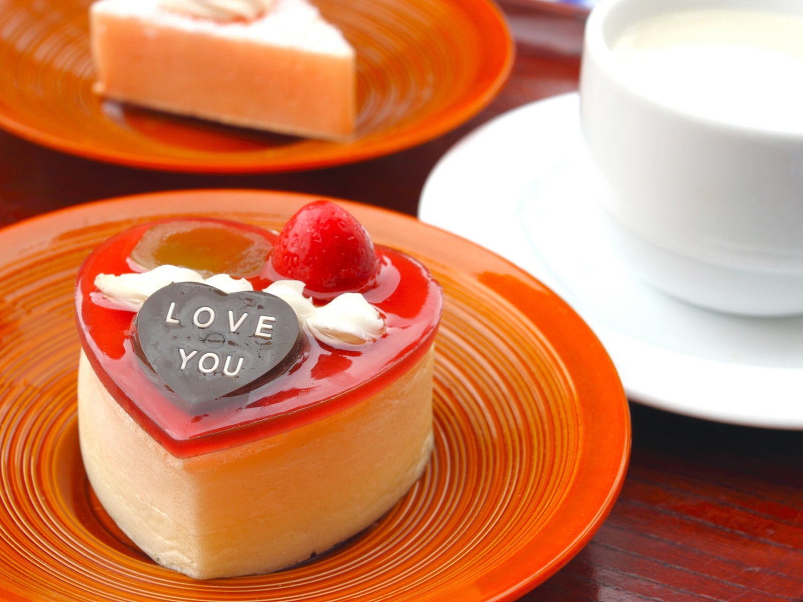 Аппетитное пирожное желе с шоколадным сердечком