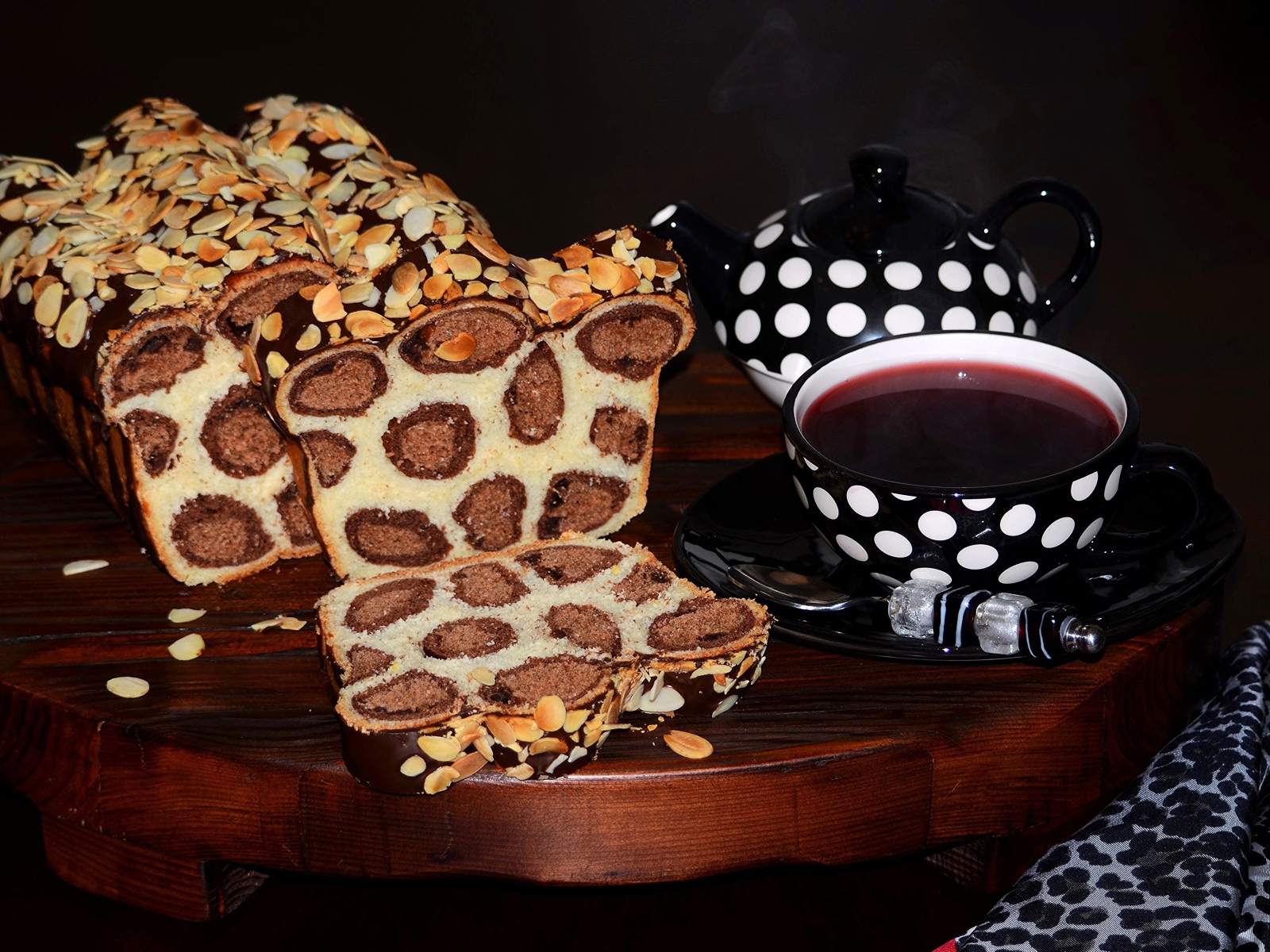 Вкусный леопардовый торт на столе с чашкой чая