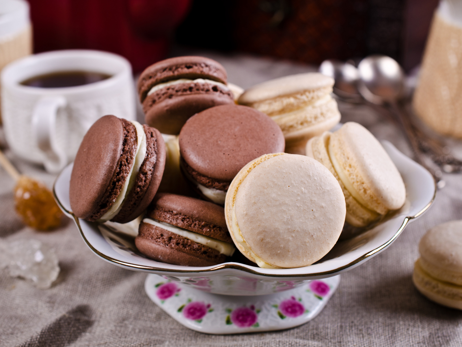 Десерт макарон на столе с чаем