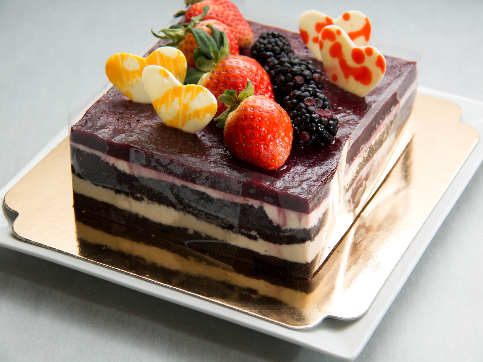 Десерт суфле с ягодами на сером фоне