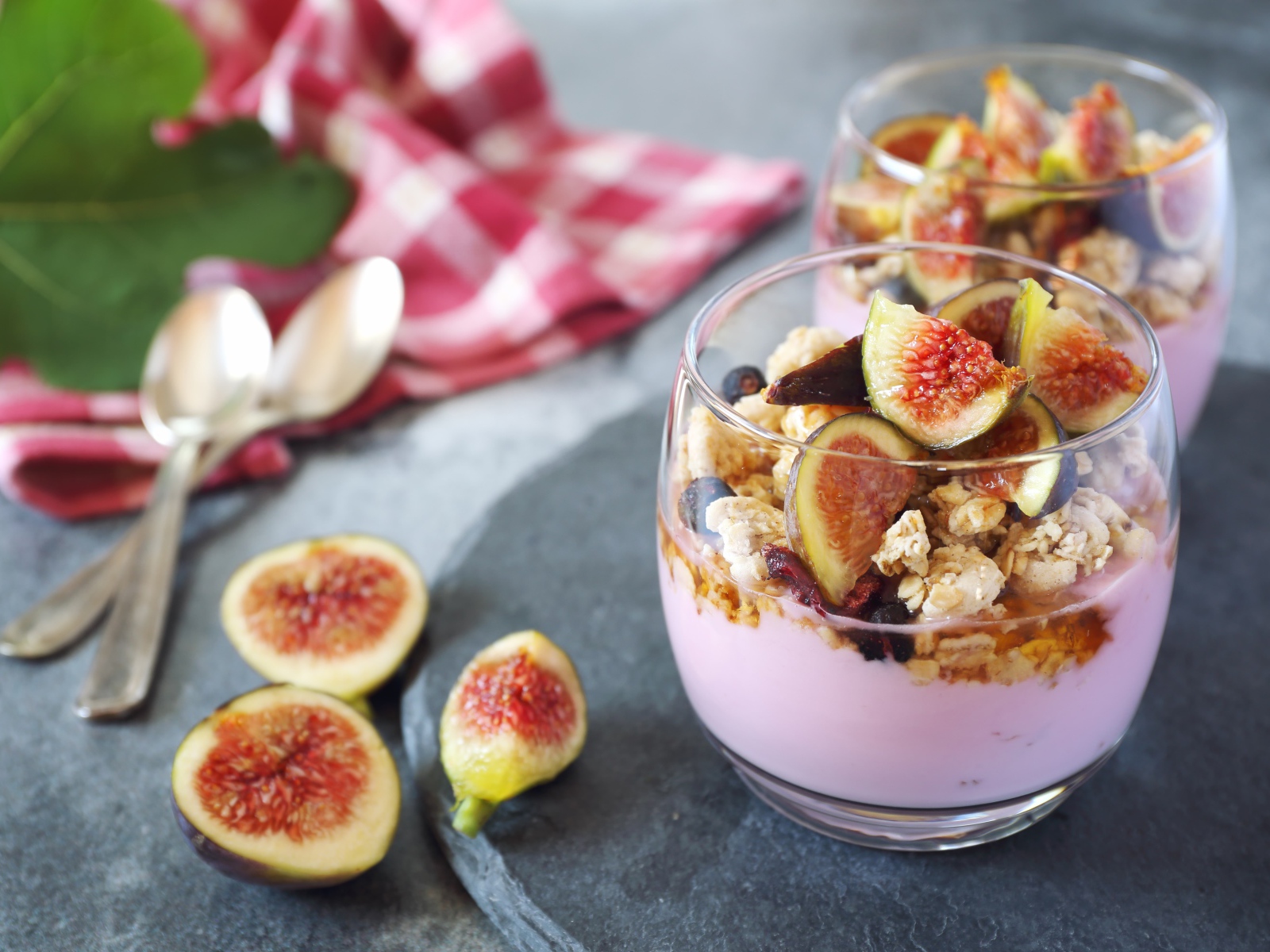 Десерт с хлопьями и кусочками инжира