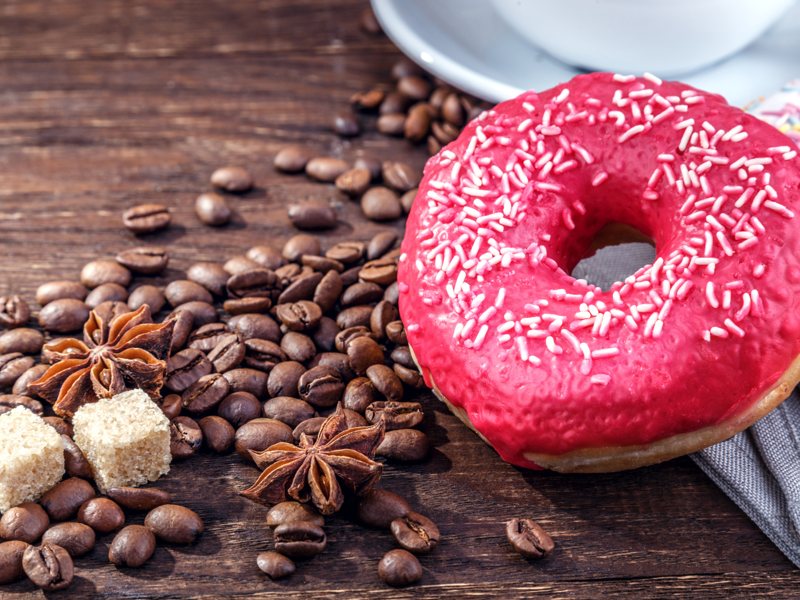 Пончик с глазурью, зернами кофе,  сахаром и бадьяном