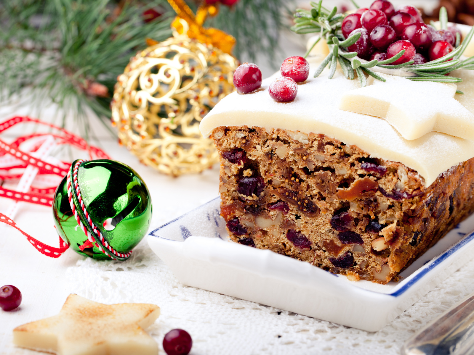Праздничный новогодний кекс с сухофруктами и игрушками на столе