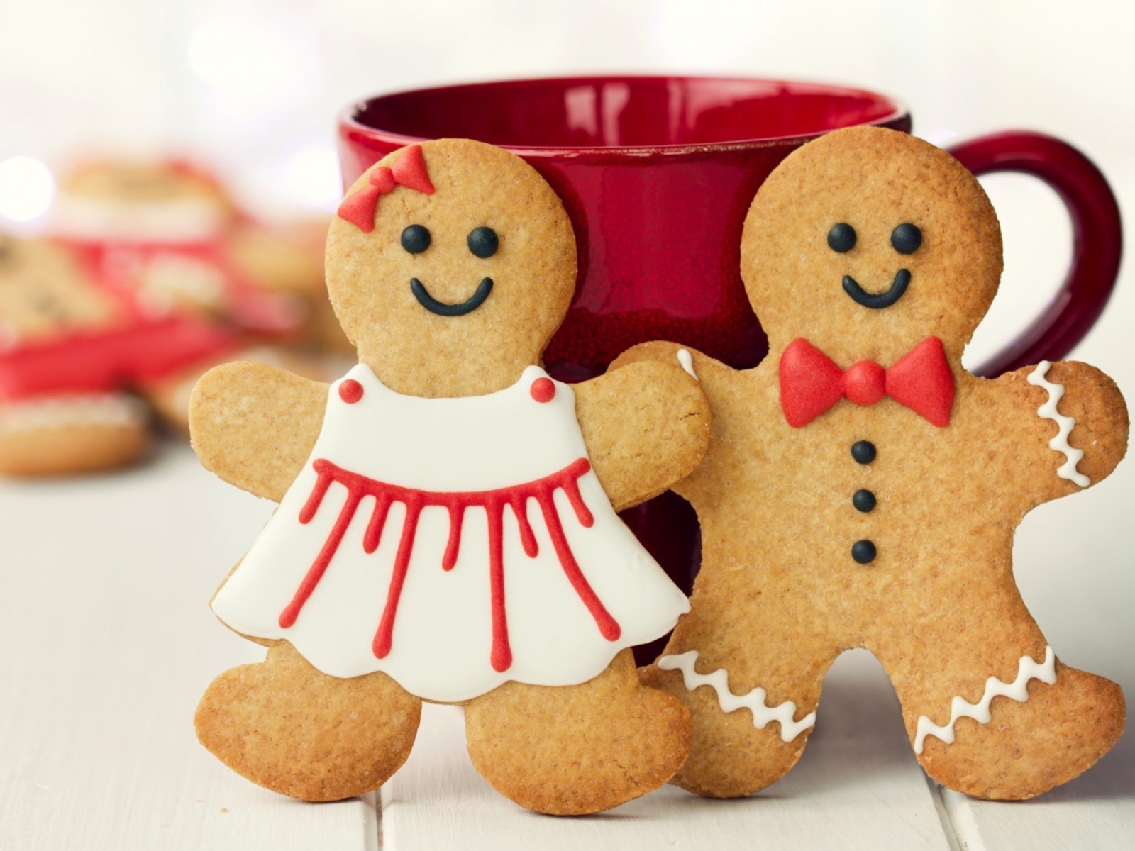 Праздничное печенье мальчик и девочка с чашкой на столе
