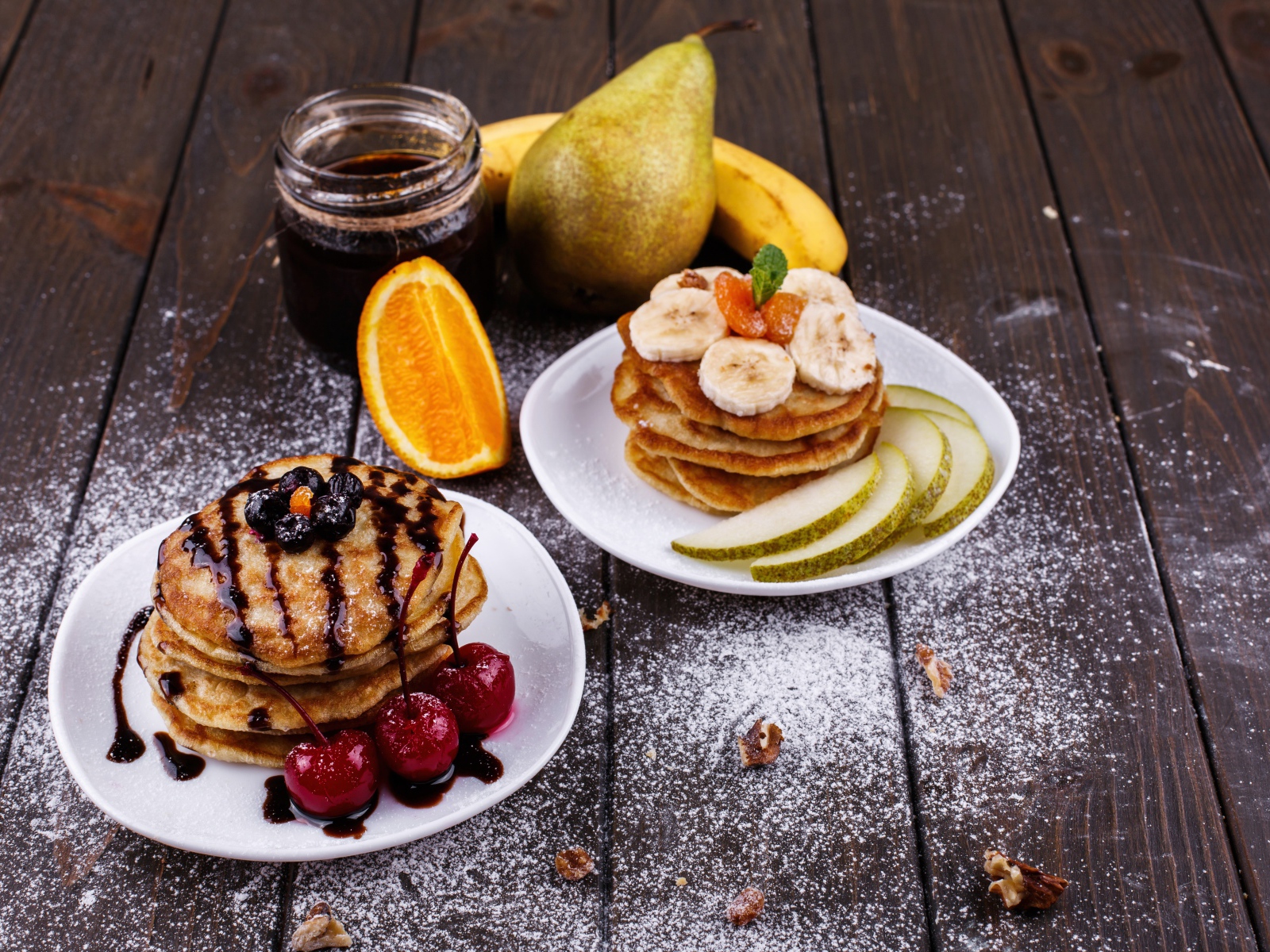 Оладьи на столе с джемом и фруктами