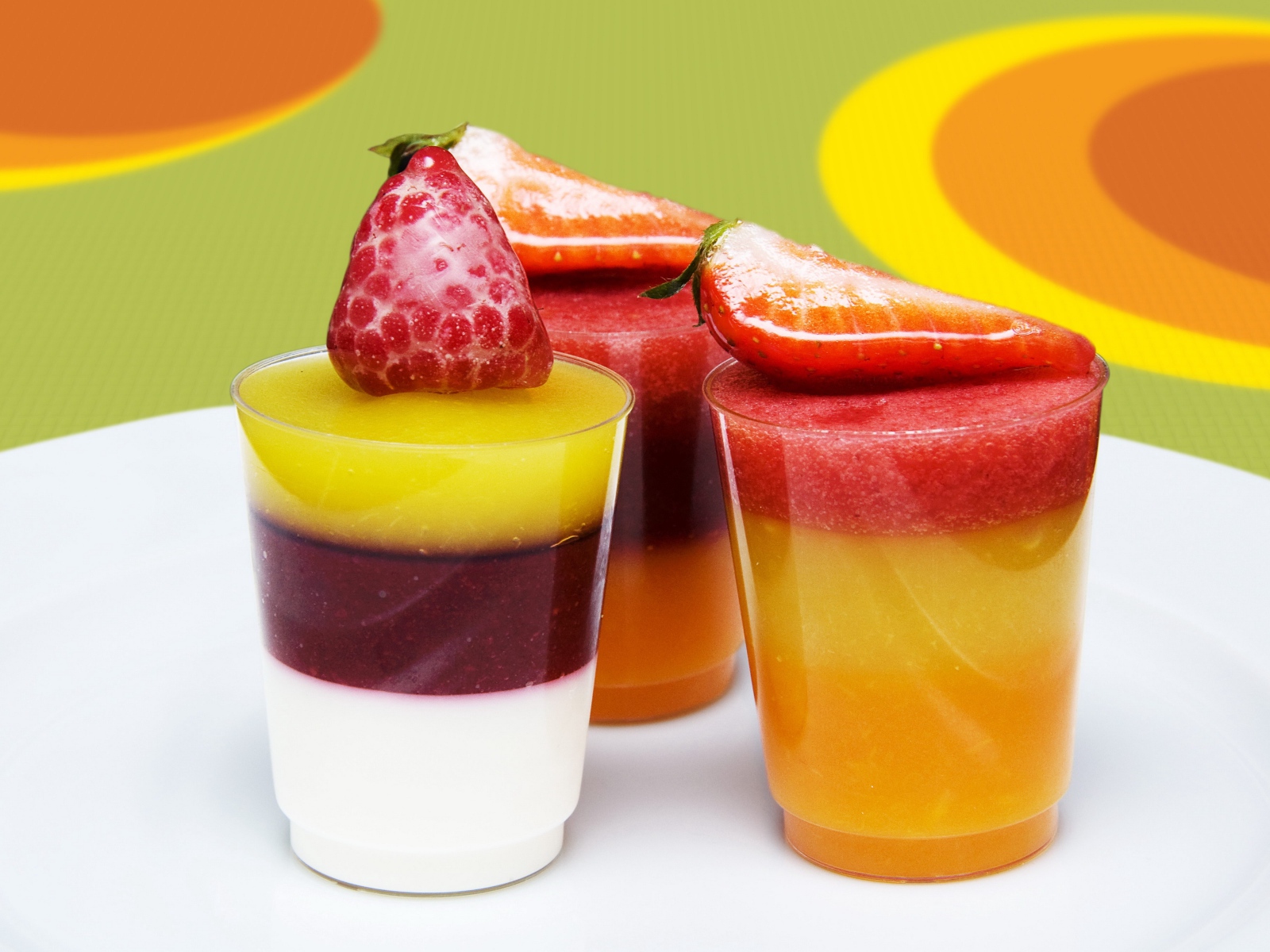 Фруктовое желе в стаканах с ягодами