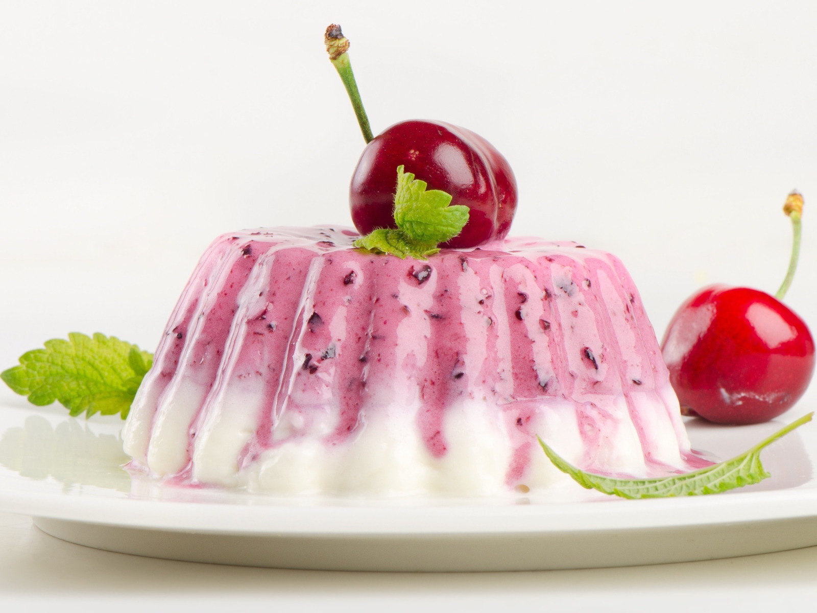 Фруктовое желе с черешней на белом фоне