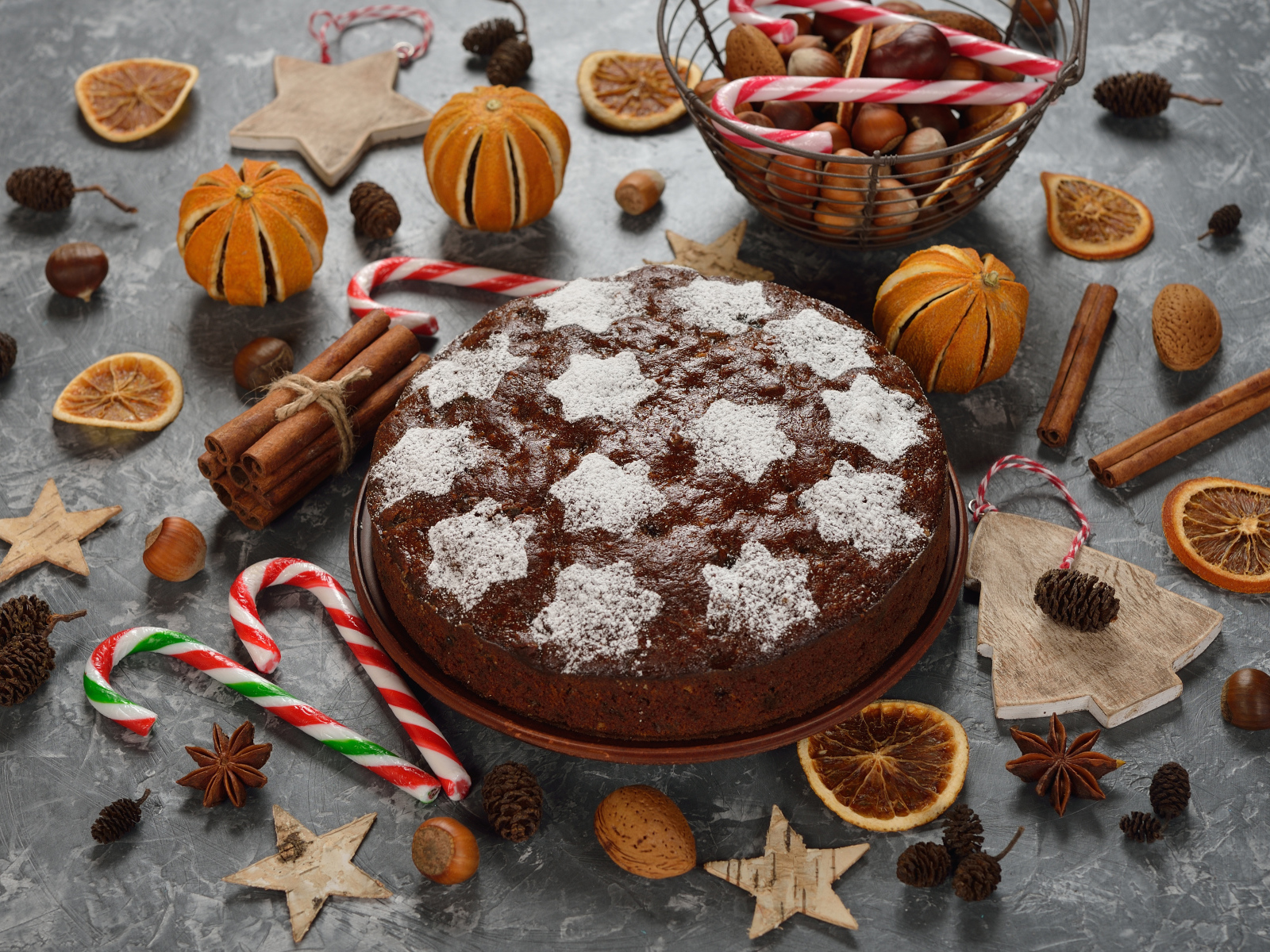 Праздничный пирог с пряностями и орехами на столе