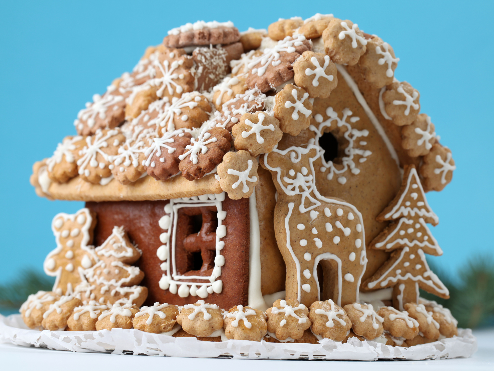 Праздничный домик из имбирного печенья