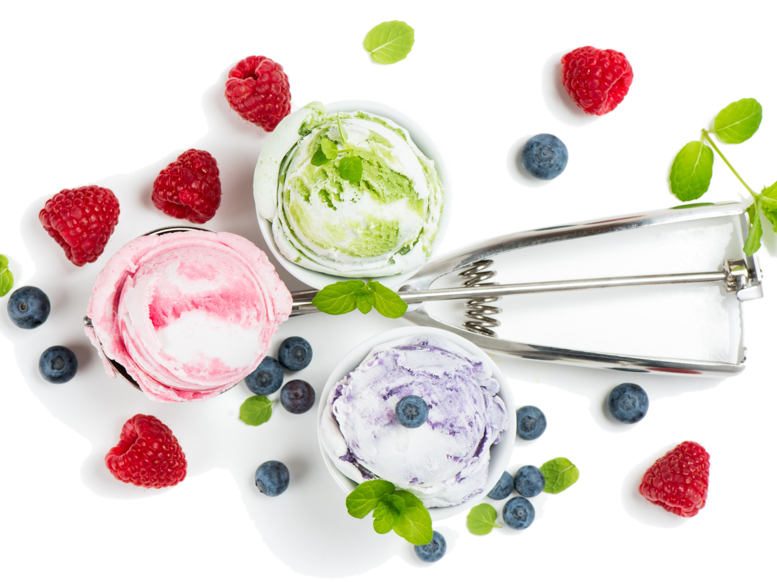 Шарики мороженого на столе с ягодами черники и малины 