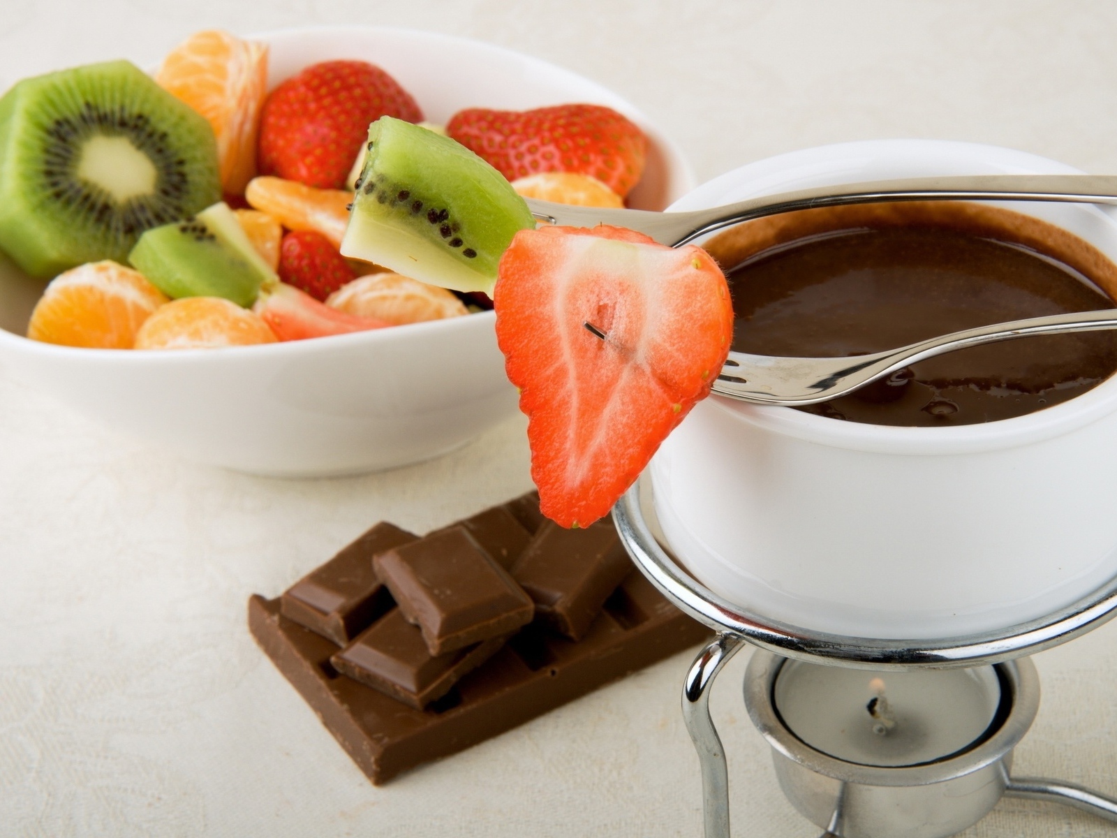 Жидкий шоколад с клубникой и киви 