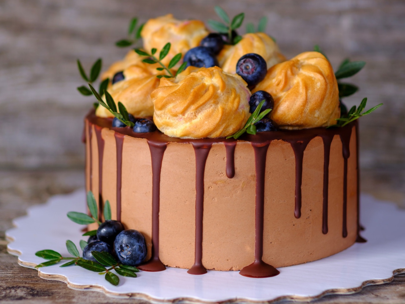 Торт мусс с профитролями и ягодами черники 