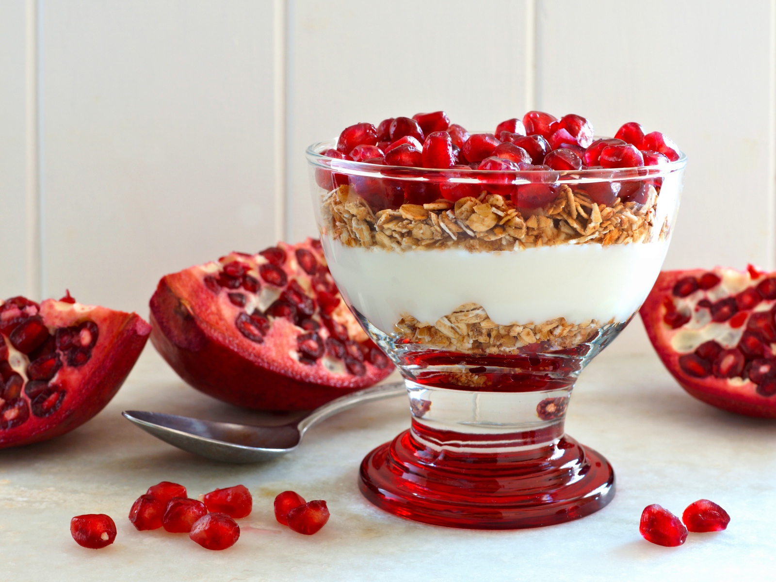 Десерт из мюсли с йогуртом и зернами граната