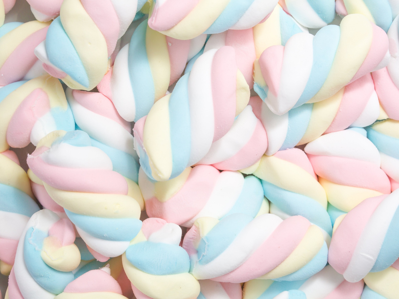 Разноцветные маршмеллоу крупным планом