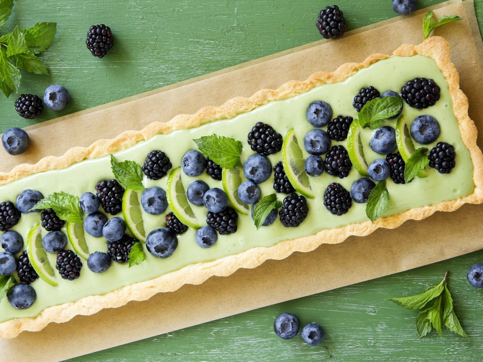 Пирог с лаймом, ягодами черники и ежевики