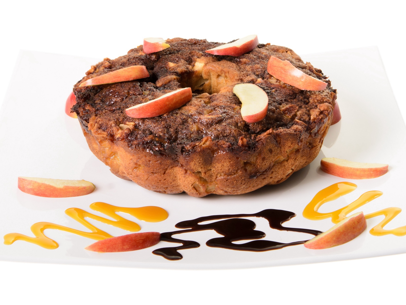 Пирог с кусочками яблок на белом фоне 