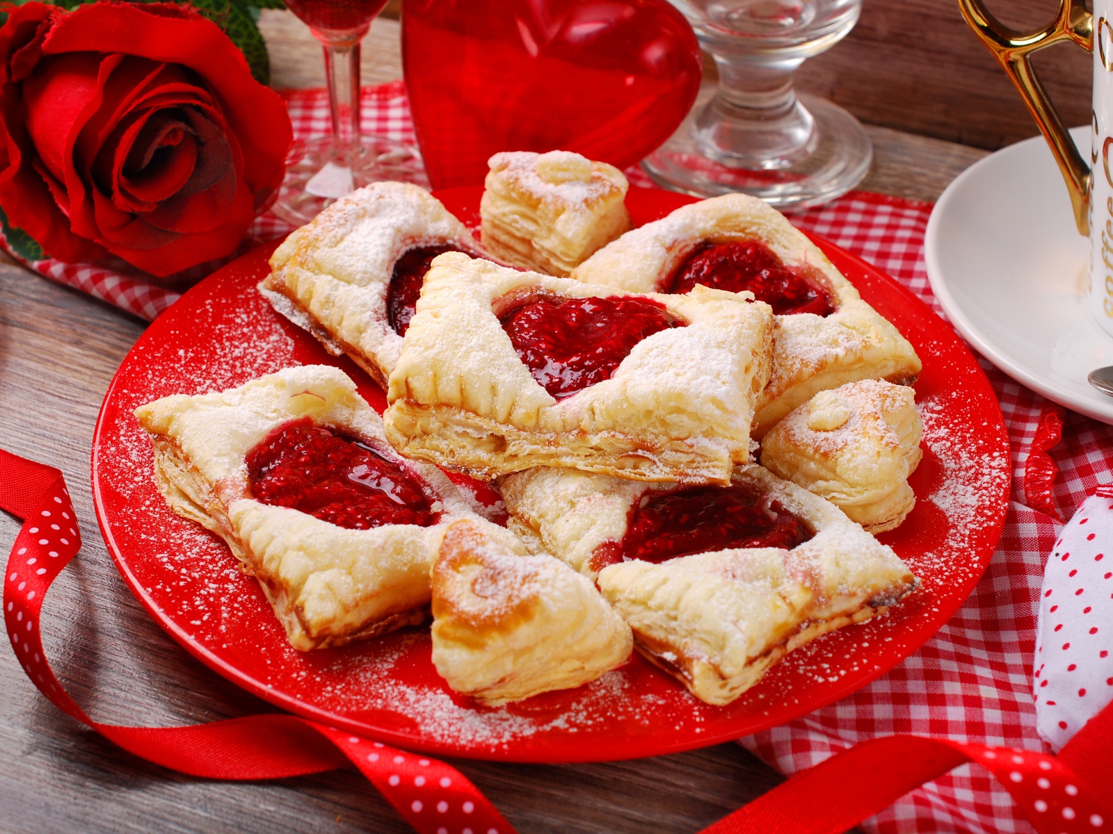 Слоеное печенье с вареньем и красной розой