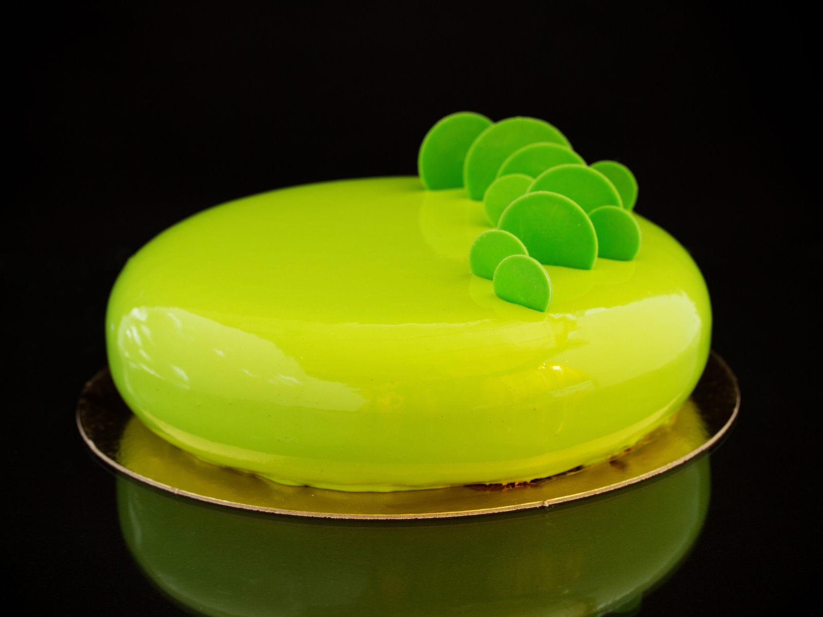 Круглый красивый глянцевый торт на черном фоне