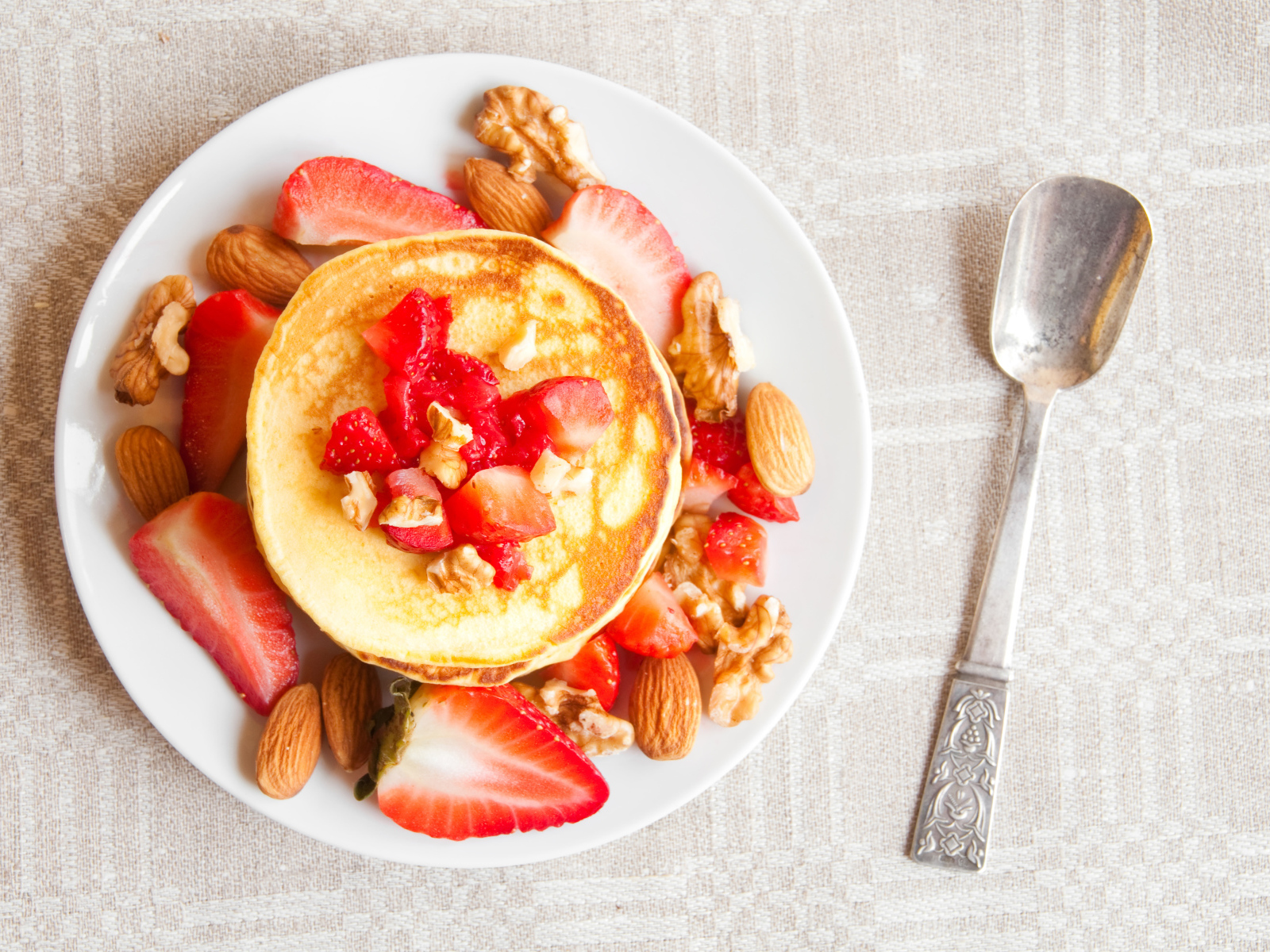 Румяные оладьи с клубникой и орехами