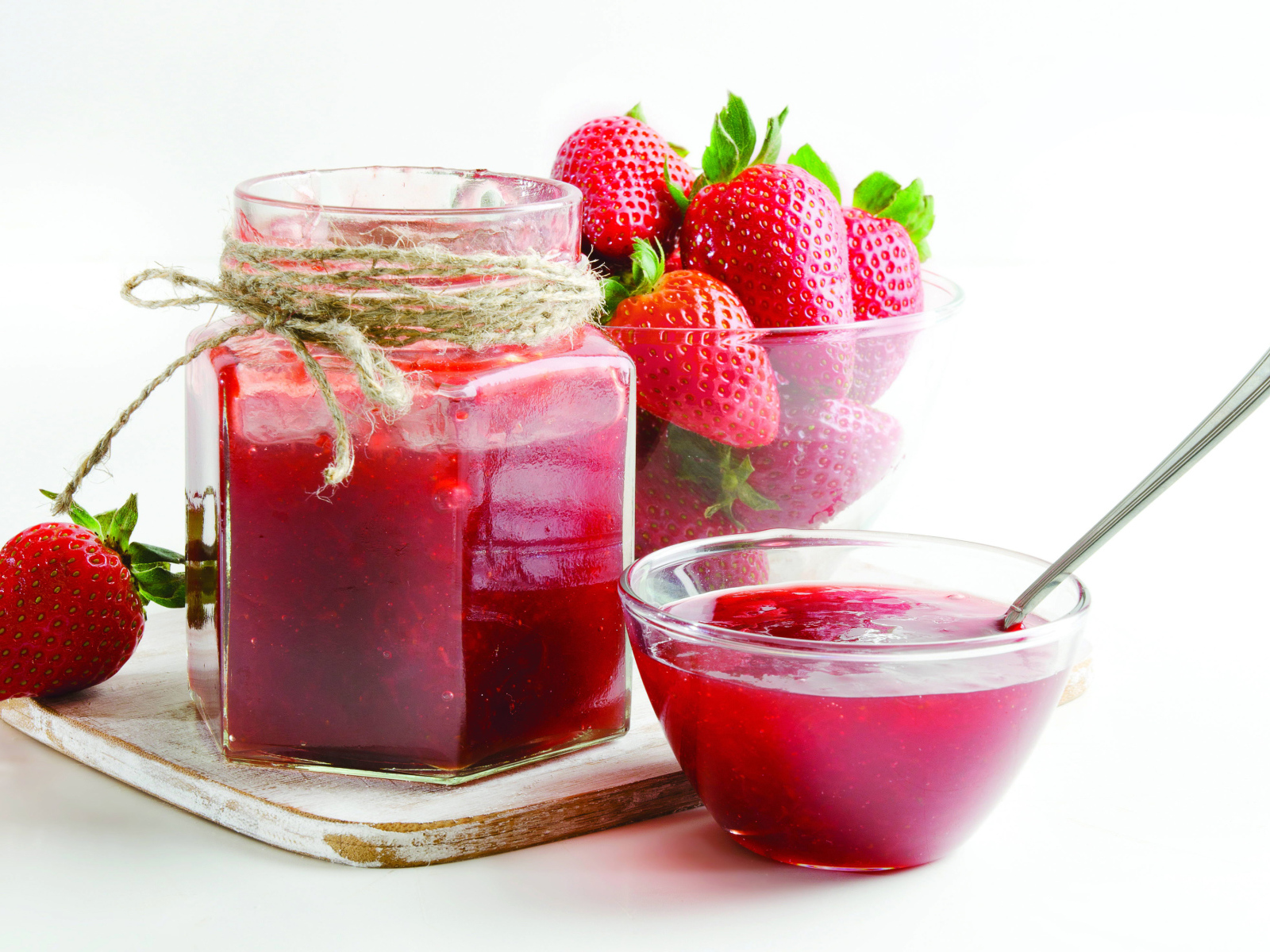 Клубничный джем с ягодами на белом фоне