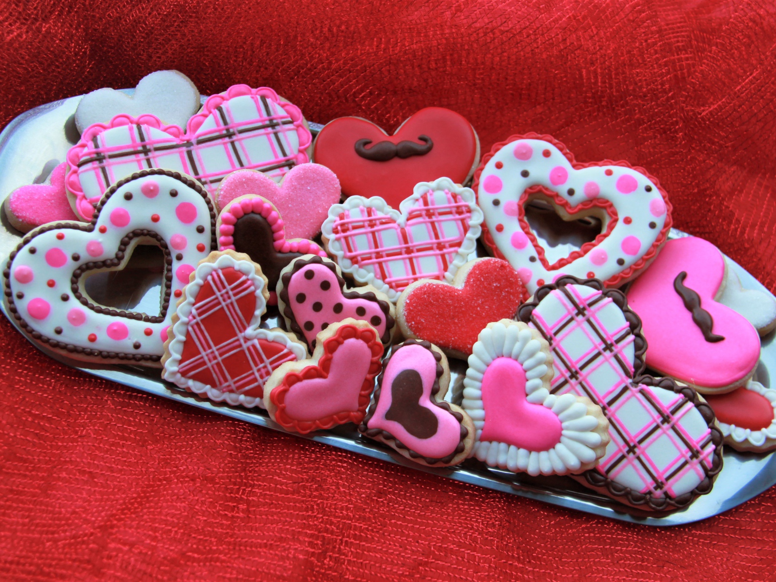 Сладкое аппетитное печенье в форме сердечек