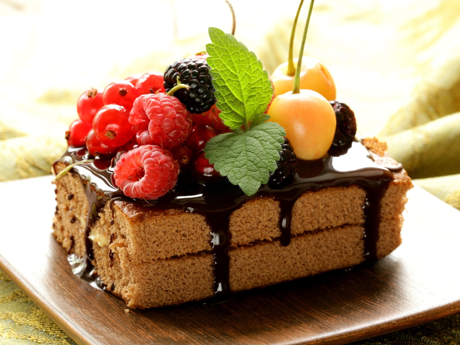 Сладкое пирожное с шоколадом и ягодами