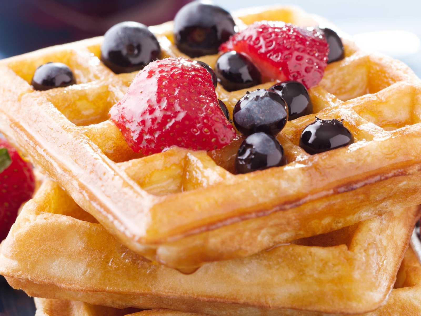 Сладкие медовые вафли с ягодами 