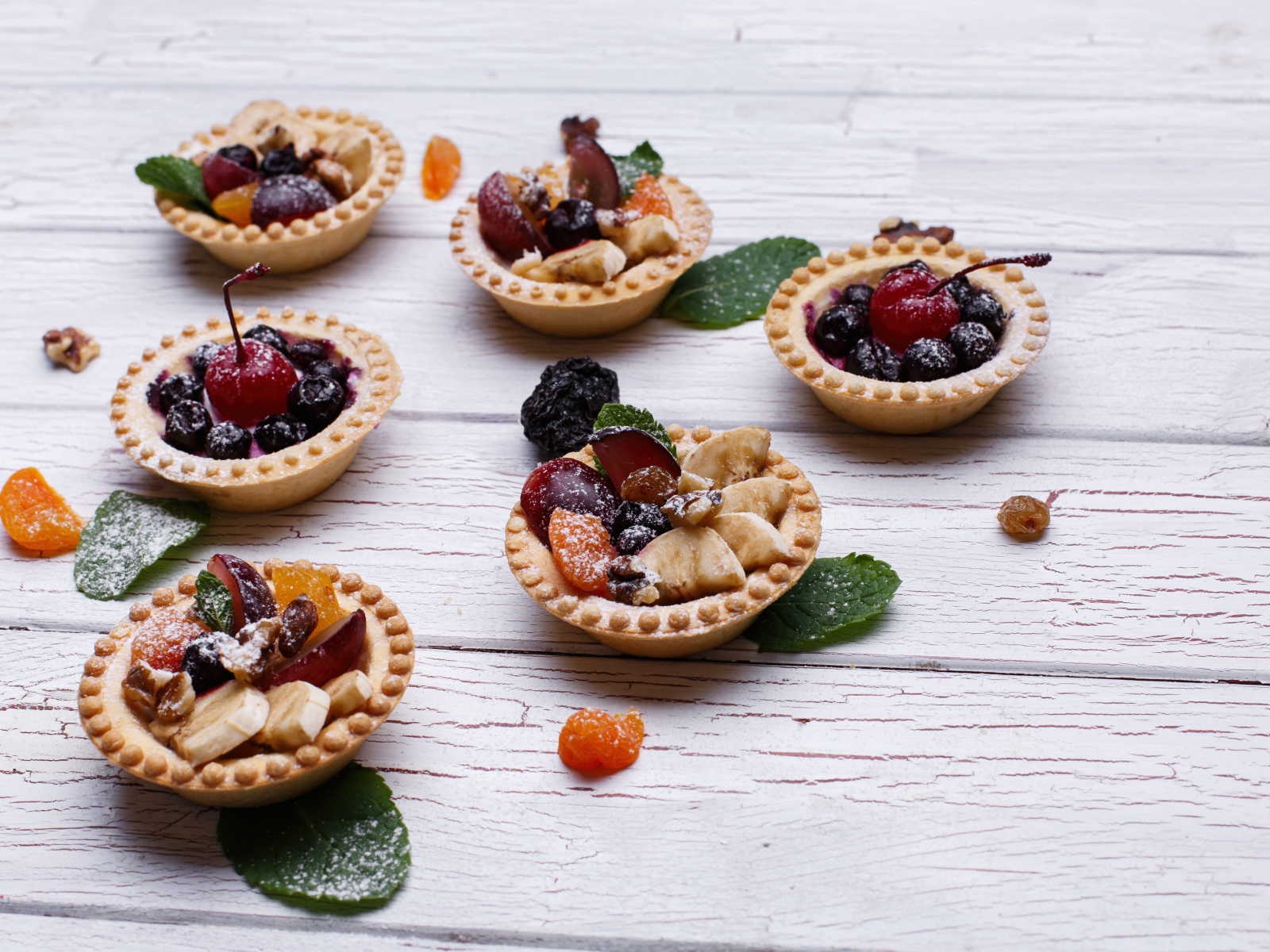 Тарталетки со сливами, бананом и сухофруктами