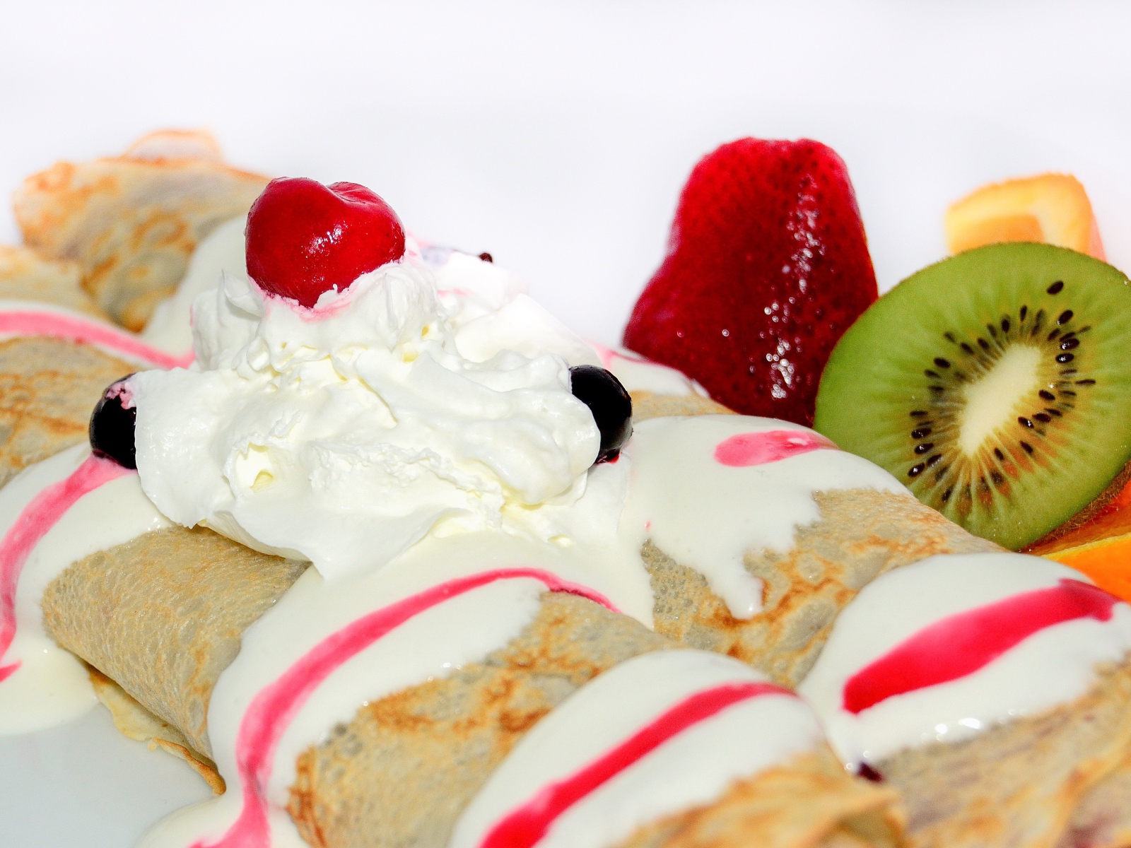 Тонкие блинчики с со сливками, клубникой и киви