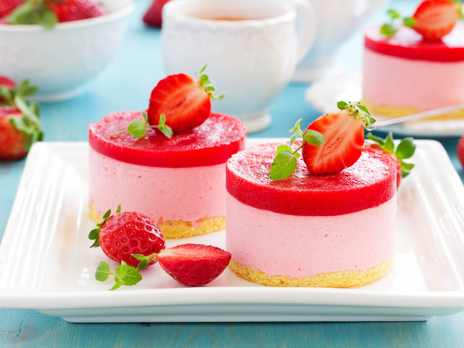 Два пирожных суфле с ягодами клубники