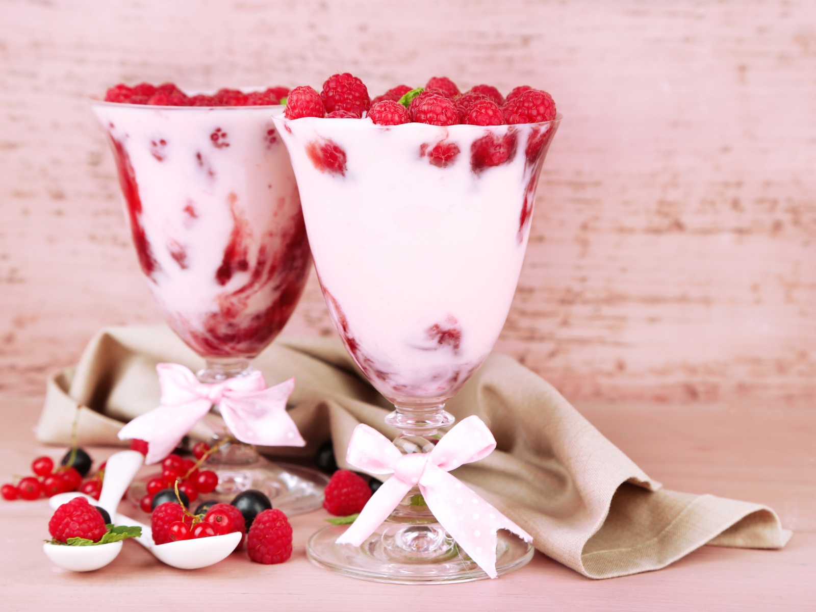 Две креманки с десертом из йогурта и малины