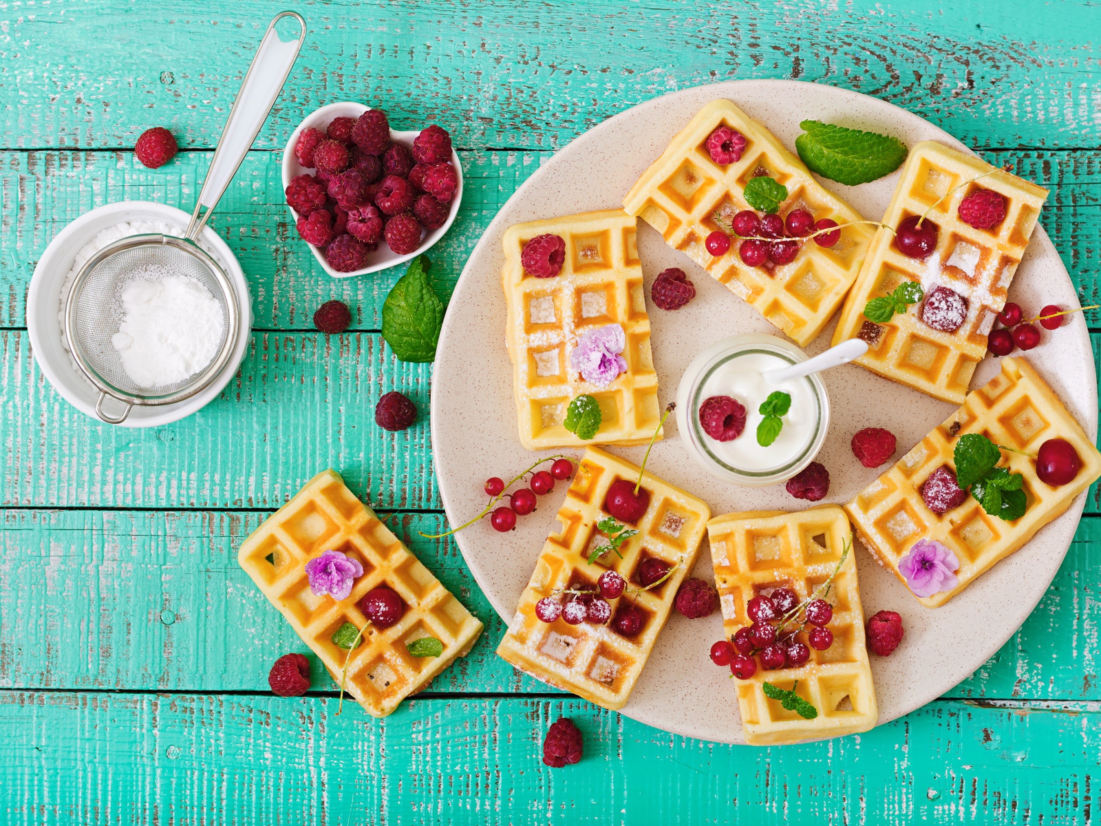 Вафли с малиной и красной смородиной на тарелке