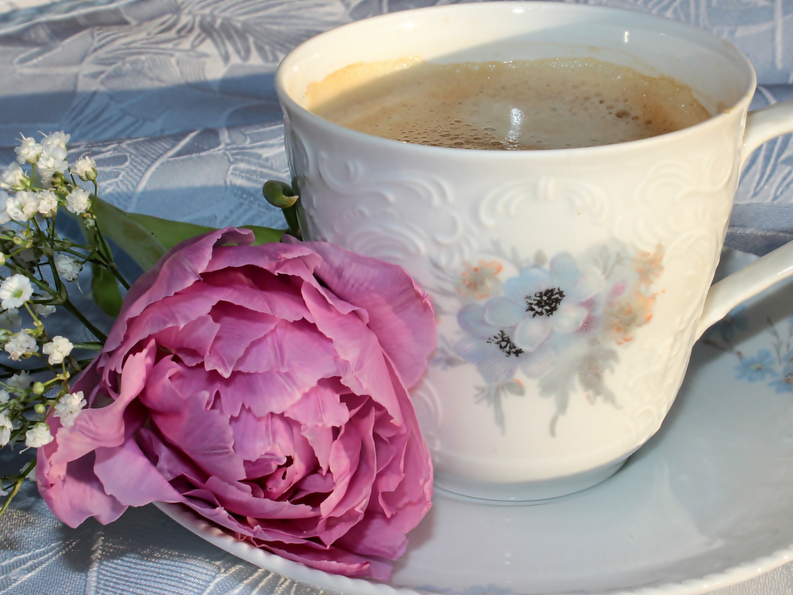 Чашка кофе с розовым цветком пиона и белыми цветами
