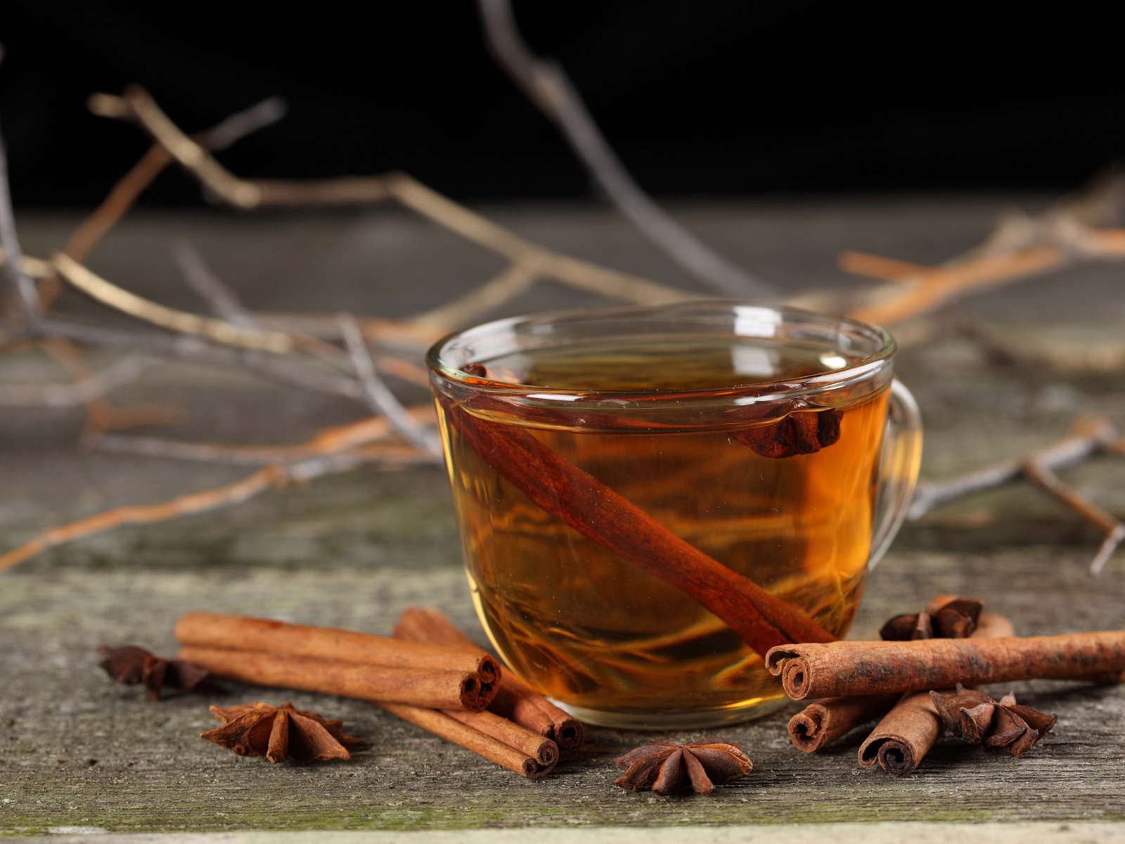 Чашка чая с звездами бадьяна и корицей 