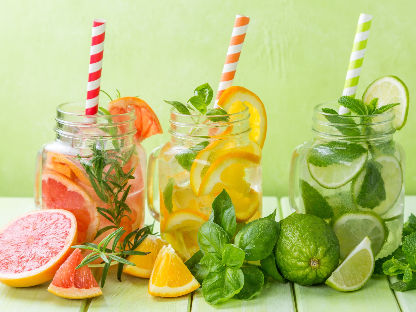 Цитрусовые коктейли в баночках с трубочками