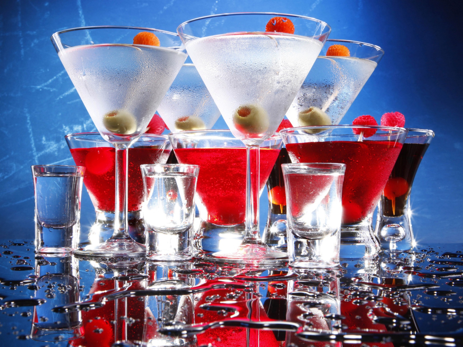 Коктейли с рюмками на мокром столе