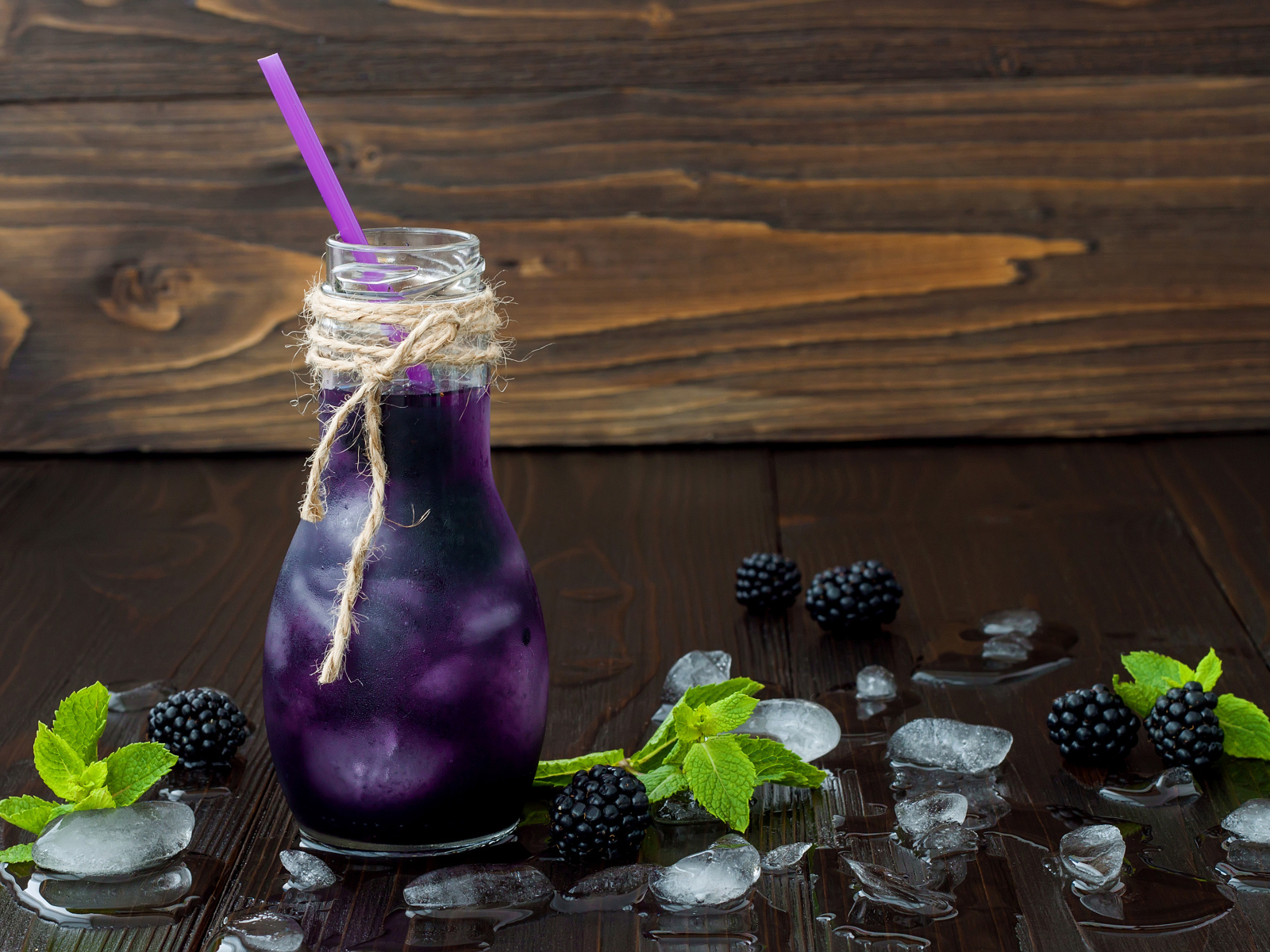 Напиток из ежевики с трубочкой и льдом