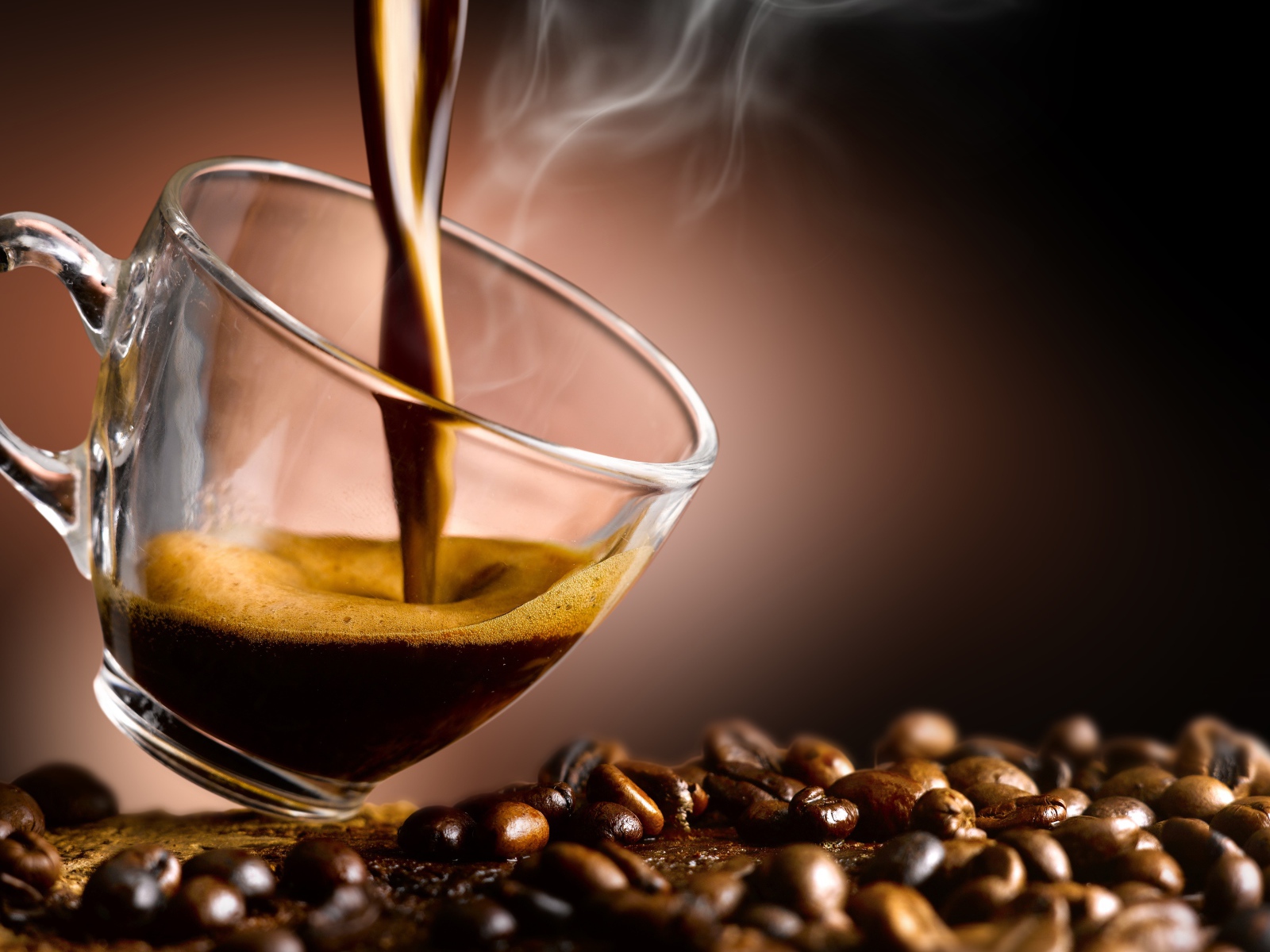 Горячий кофе наливают в стеклянную чашку