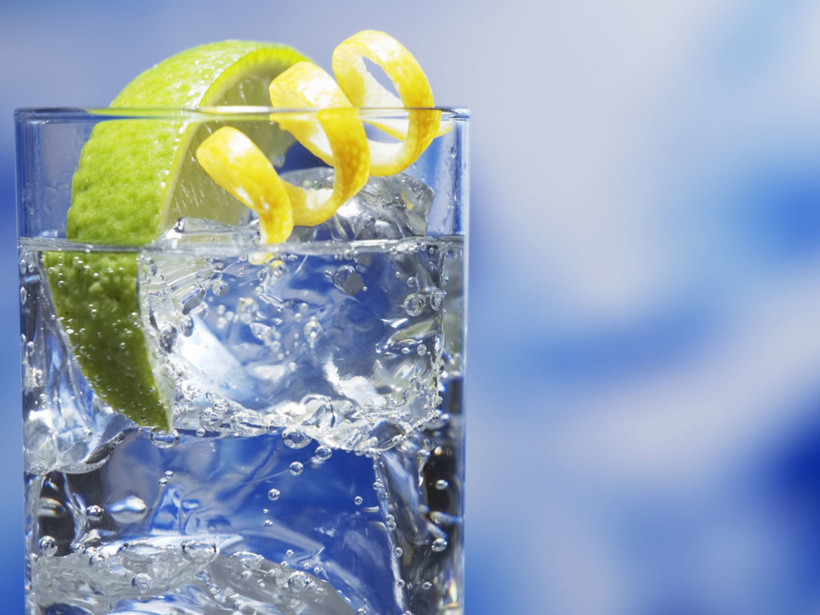 Лимонад в стакане со льдом и лаймом 