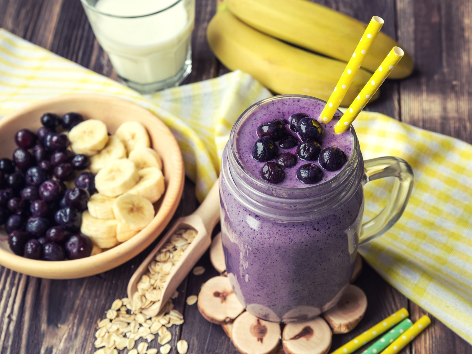 Смузи с черникой, бананом и овсяными хлопьями