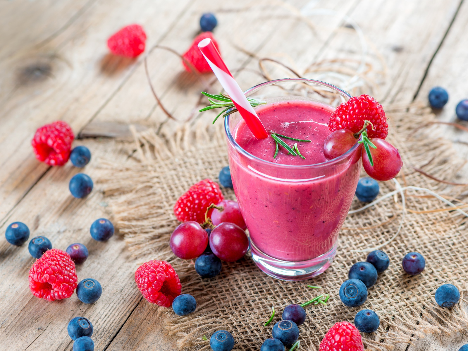 Смузи с черникой, малиной и виноградом 