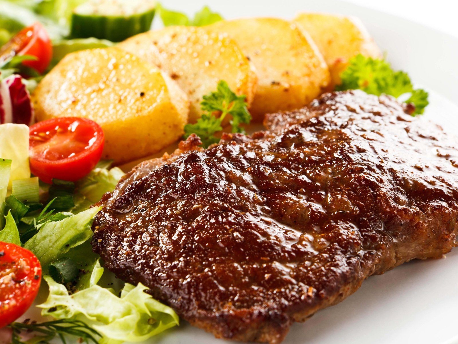 Отбивная с картофелем и салатом